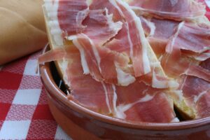 jamón cortado en plato